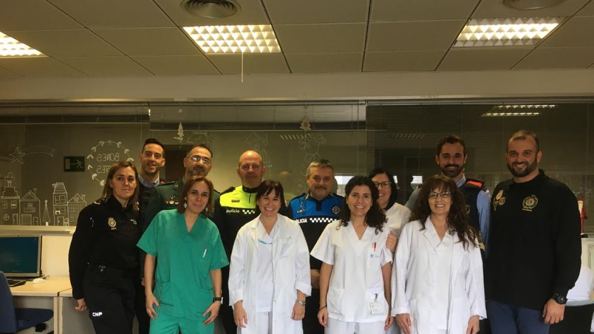 Los cuerpos policiales visitan las plantas de pediatría de varios hospitales de la demarcación