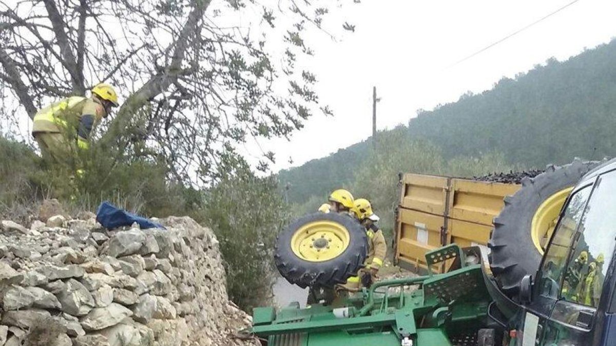 Los Bomberos liberan a un hombre con el precio atrapado bajo el tractor volcado