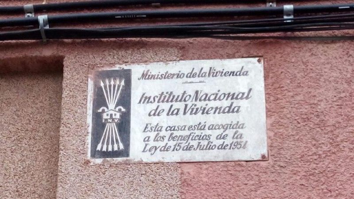 Poblet demanarà als veïns que retirin les plaques franquistes dels edificis