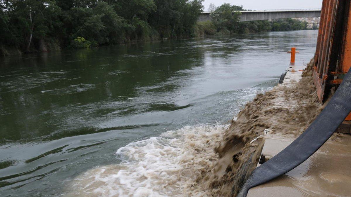 El momento en que se vierten toneladas de arcilla y arena en el río Ebro.