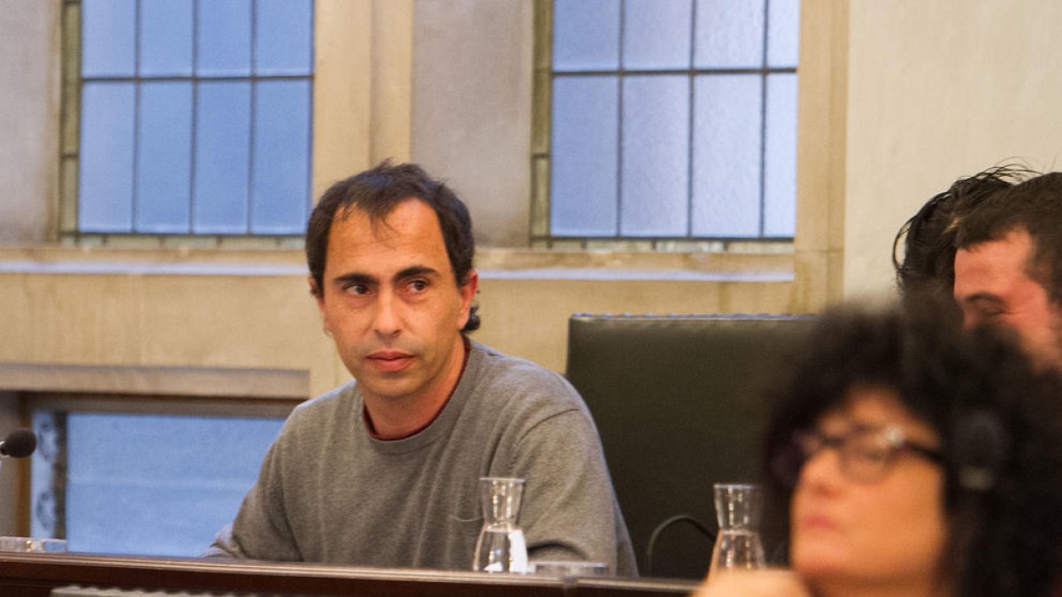 «Em prenien com un boig per demanar les factures»