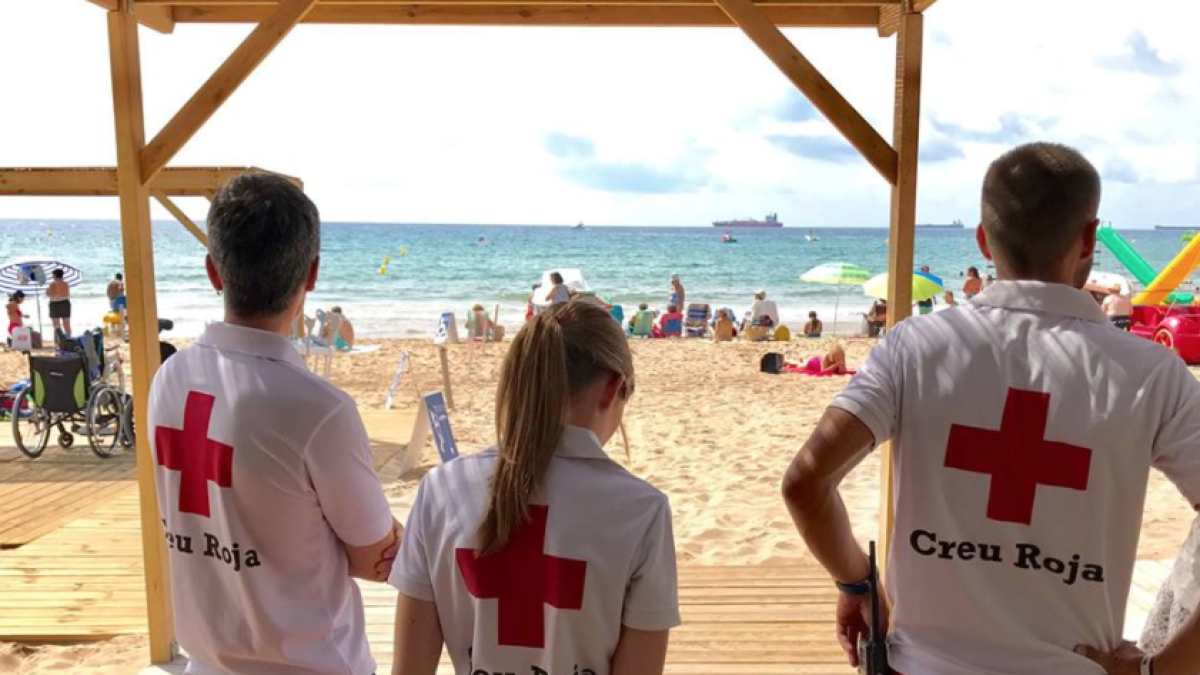 Socorristas de Cruz Roja consiguen salvan un bañista en el Arrebatamiento