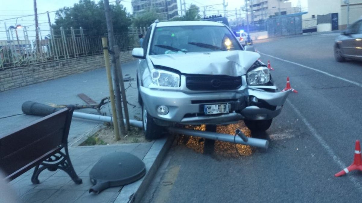 Un tot terreny s'emporta un arbre i mobiliari urbà a prop de l'estació de trens de Tarragona