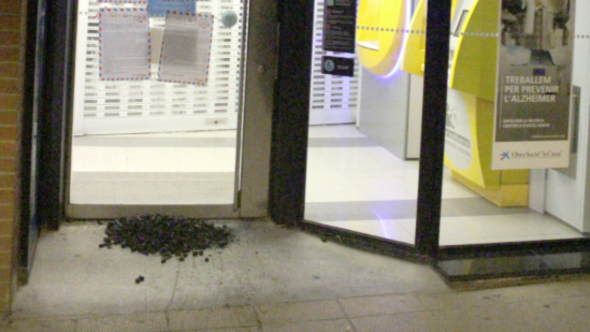 'Las Reinas de Oriente' traen carbón a bancos, supermercados, Mossos y ETTs