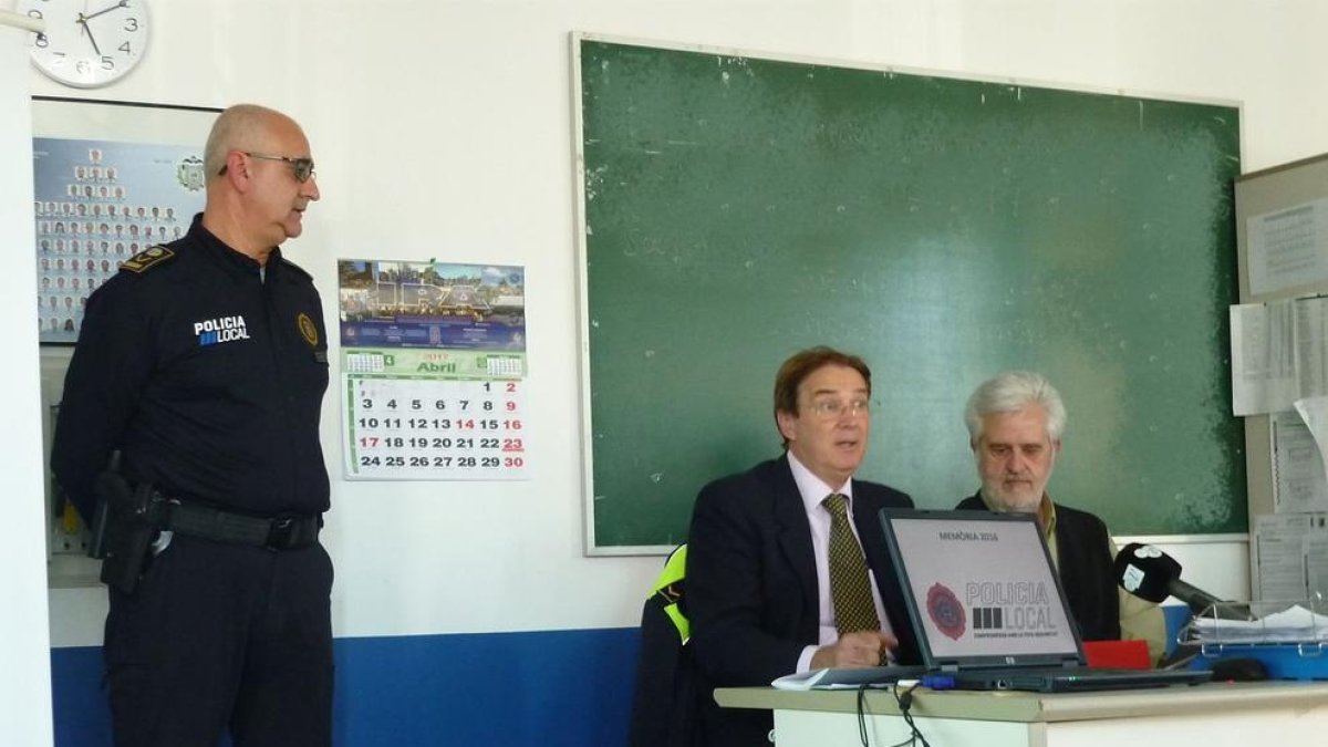 La Policia del Vendrell dona un miler de peces de vestuari en desús a la policia de Costa d'Ivori