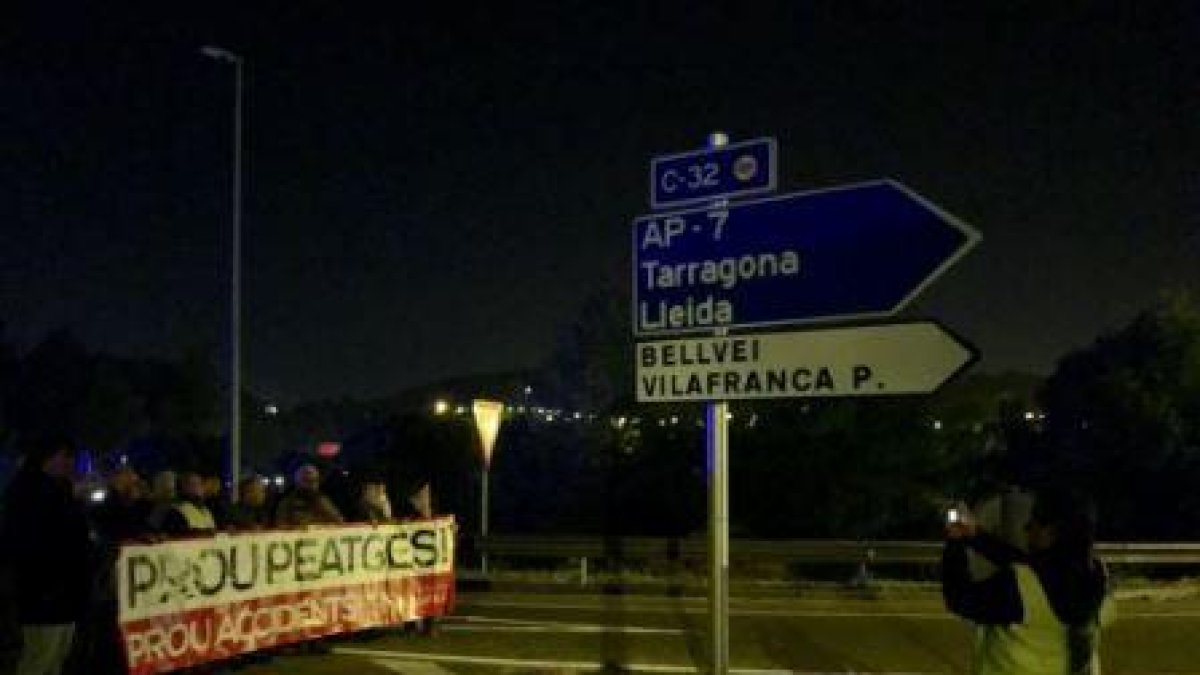 Unas 200 personas cortan simultáneamente la C-31 a Seguro de Calafell y Cubelles para exigir la gratuidad de la autopista
