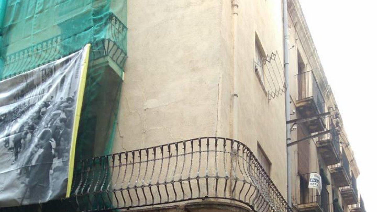 Un despreniment en un balcó afecta la Part Alta