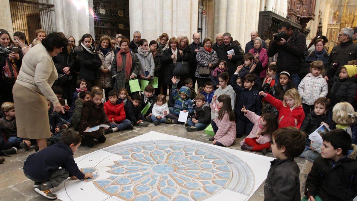 El rosetón de la Catedral, testigo del amor entre los abuelos y nietos de Tarragona