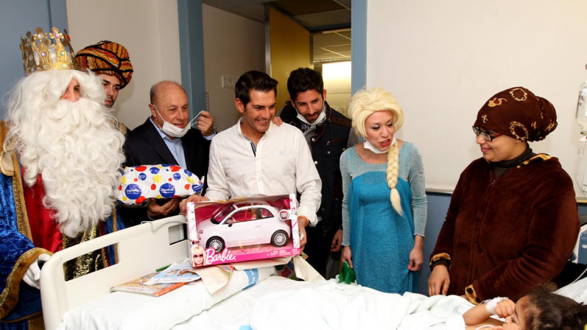 Rubén Marín celebra deu anys portant joguines als nens de Joan XXIII