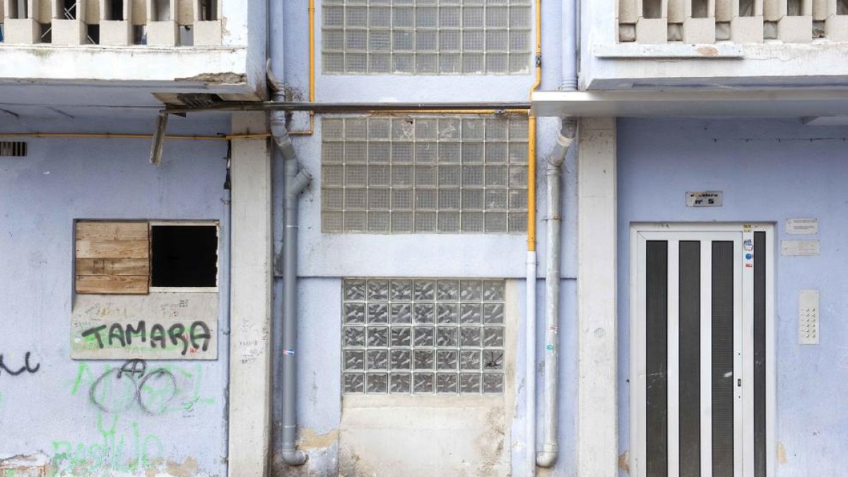 Queixes per la mala gestió d'un bloc de pisos de l'Agència de l'Habitatge