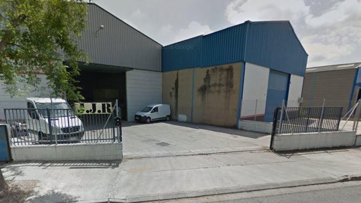 Una placa de hierro hiere gravemente a un trabajador de una fábrica en Reus