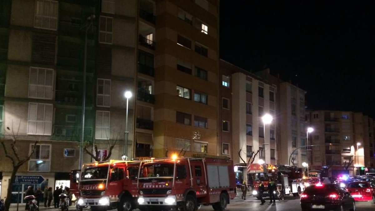 Un pastel olvidado al horno desata la alerta de incendio en un bloque en Tarragona