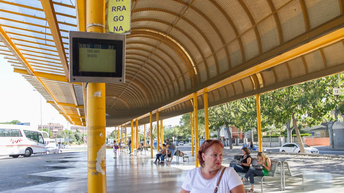 Retards al bus Reus -Tarragona obliguen diversos usuaris a recórrer al taxi