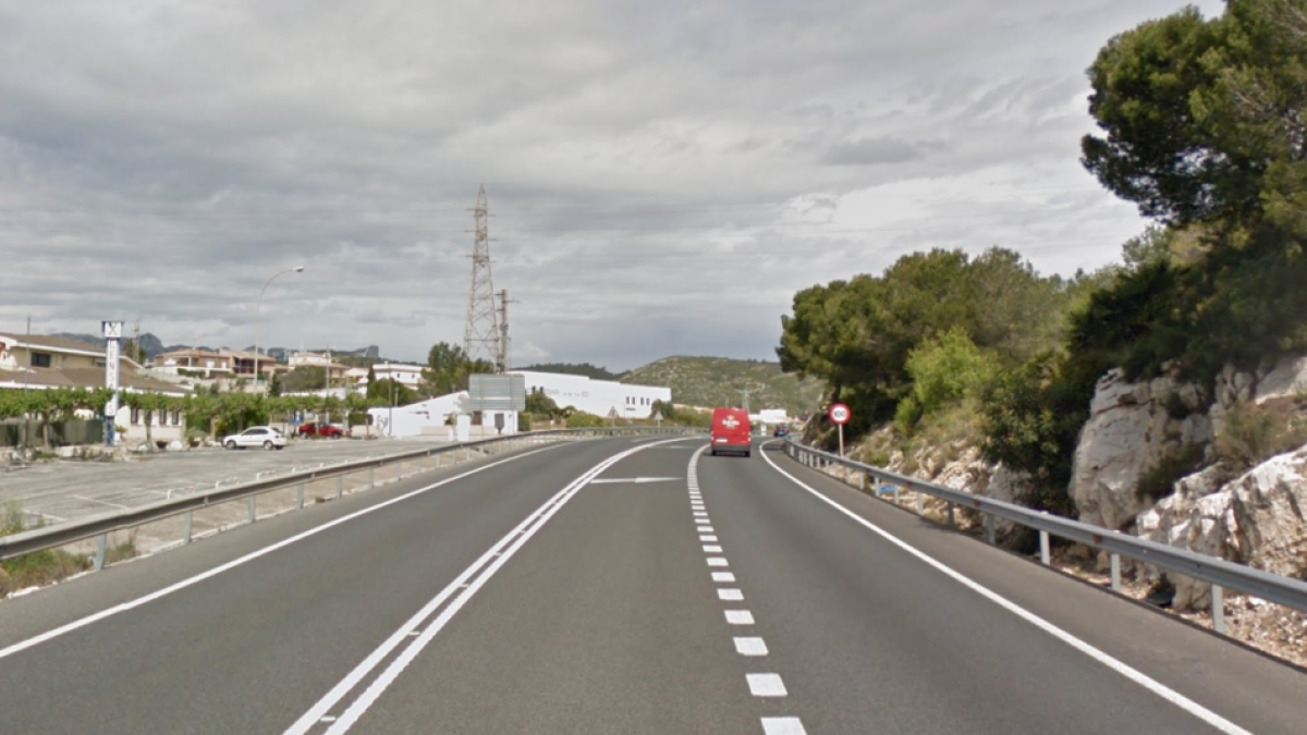 Cortada la N-340 en el Perelló por un escape de gasóleo de un camión