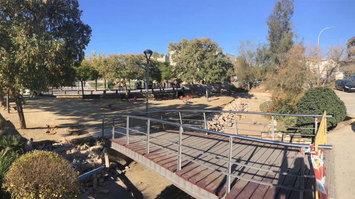 L'Ajuntament remodela la plaça dels Ànecs i elimina el petit estany