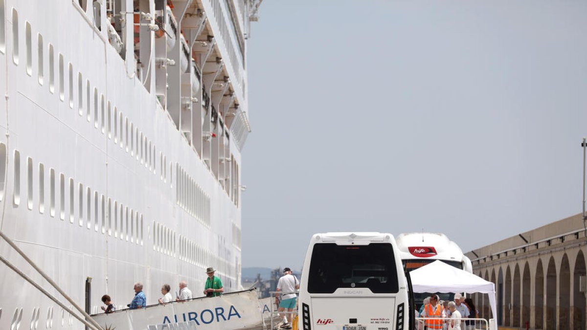 Empresarios y deportistas, indignados con el corte del rompeolas por la llegada de cruceros