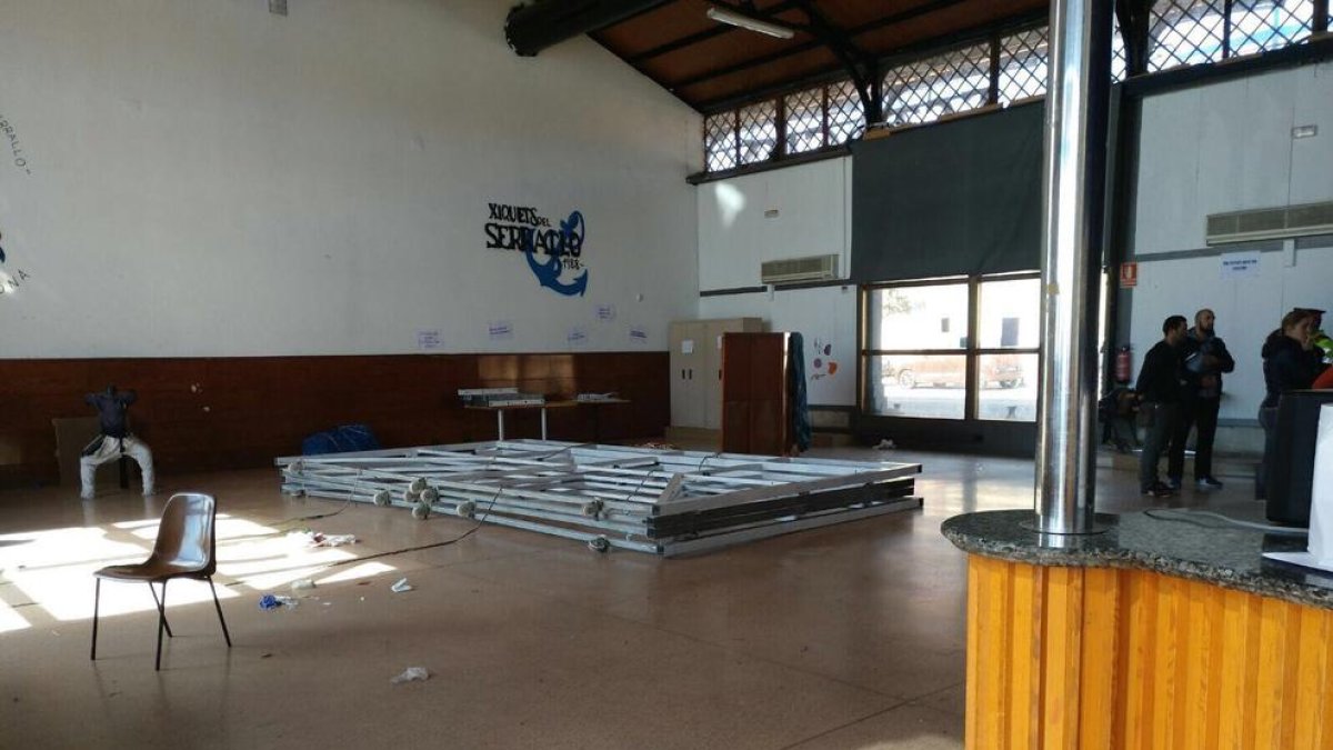 Muere un casteller en el local de los Xiquets del Serrallo al caerle una estructura encima