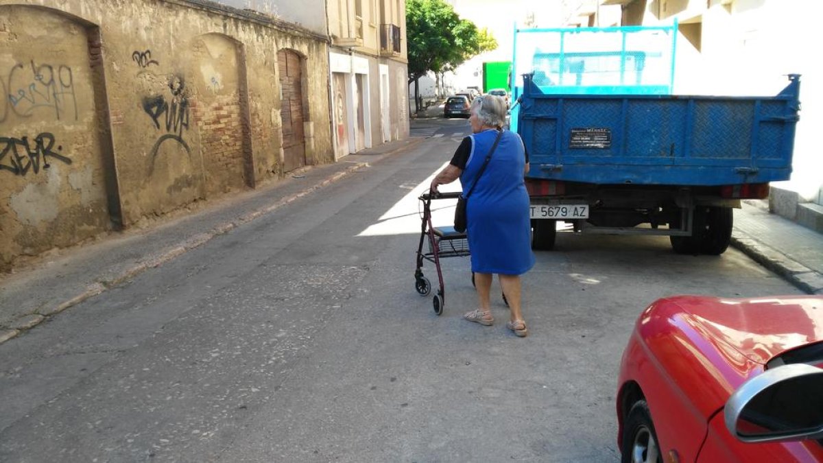 Veïns denuncien el deteriorament de les voreres al carrer Alt de Sant Pere