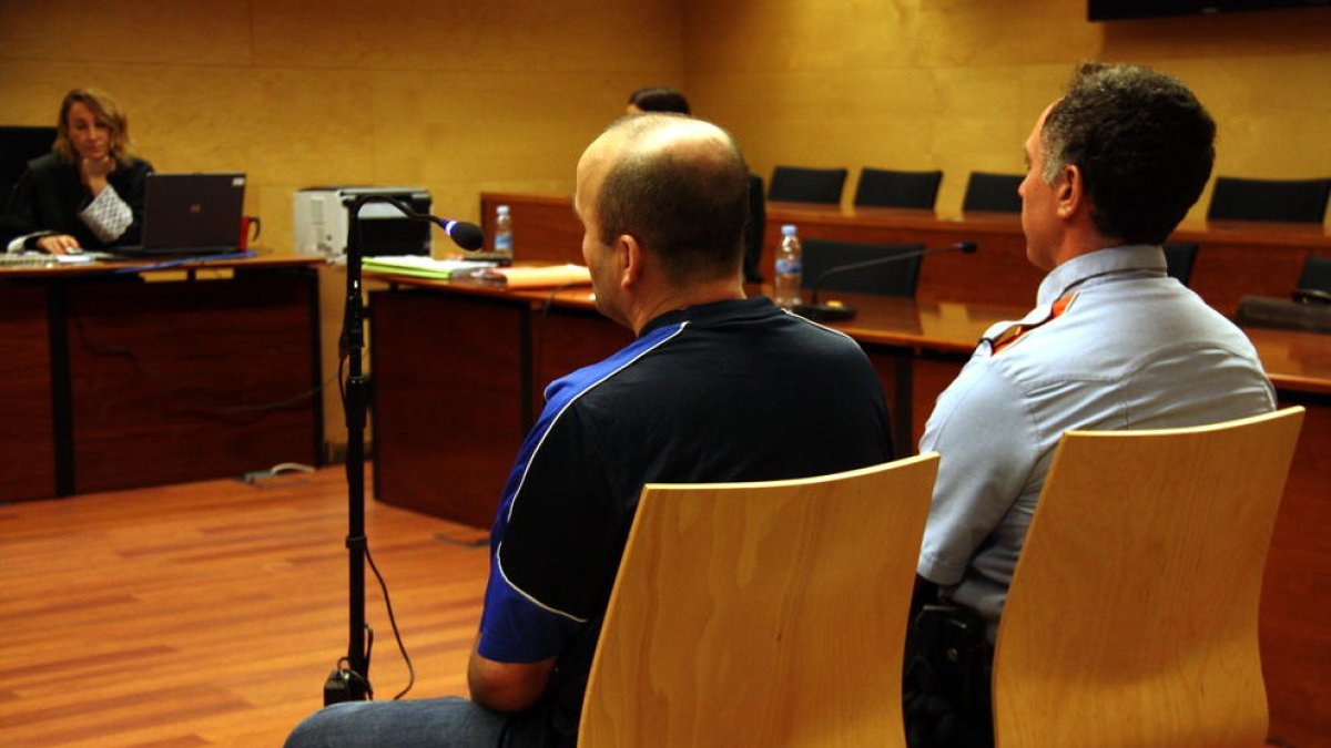 Juzgan a un gestor de Amposta por prometer 'papeles' a extranjeros