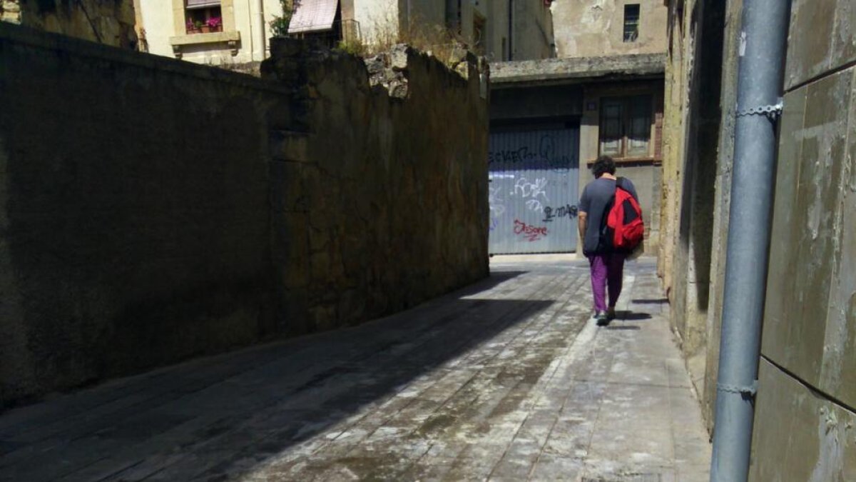 Els veïns denuncien les molèsties per una fuita d'oli d'un camió de neteja