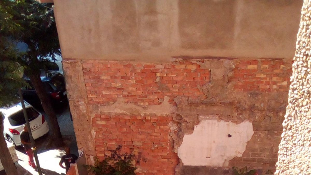 Vecinos de Estanislau Figueres temen que un solar vacío filtre agua en su casa