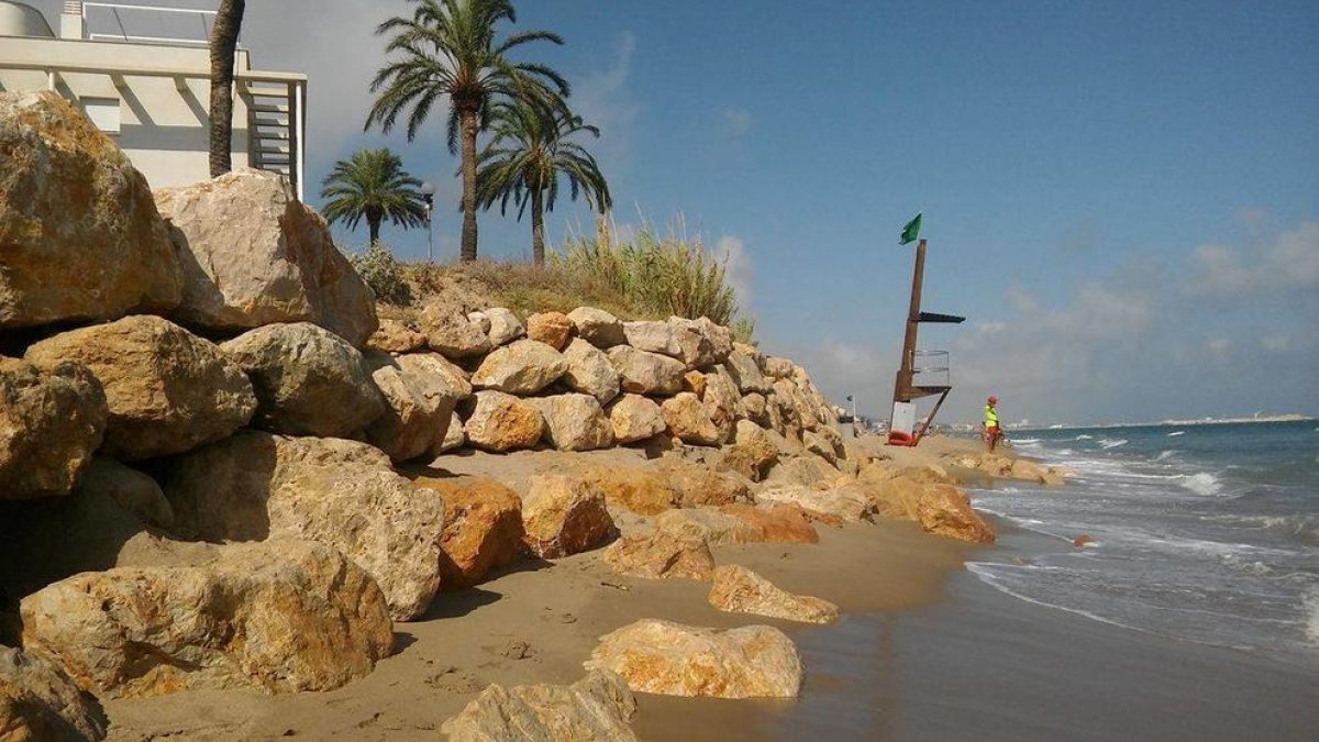 La regresión de arena afecta a un nuevo tramo de la playa de Coma-ruga