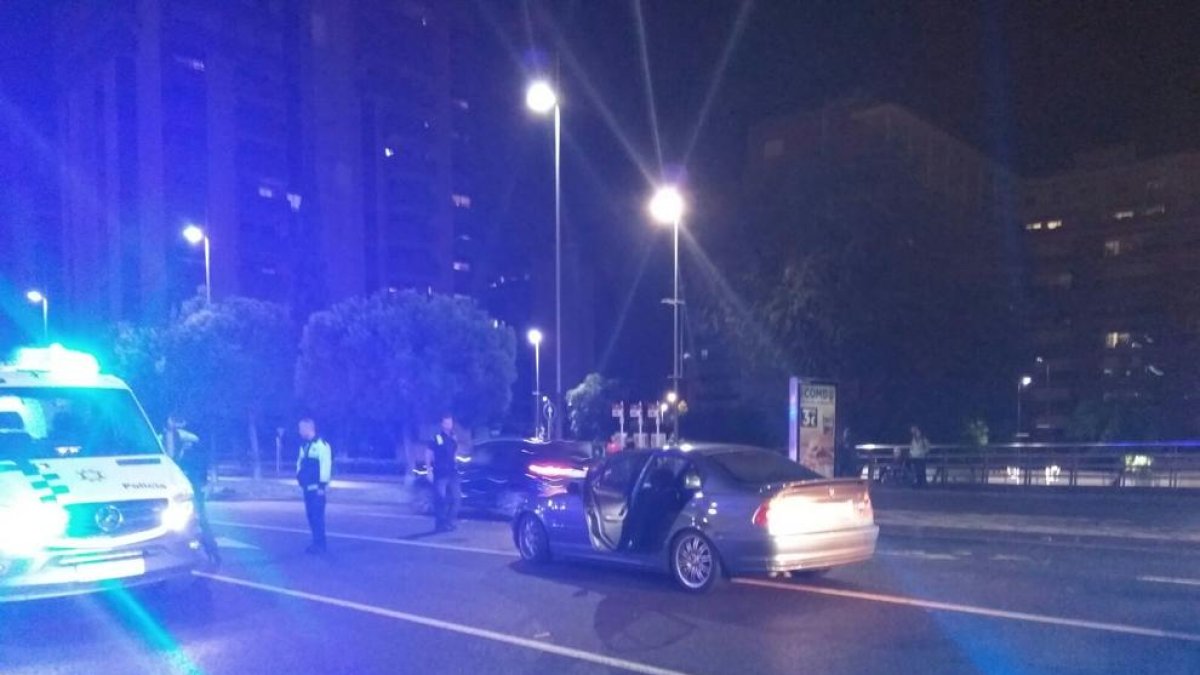 Dos joves resulten ferits en ser atropellats a l'avinguda de Roma