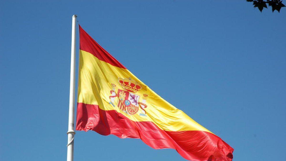 Sitges iza la bandera española en el ayuntamiento por orden judicial y alguien la roba durante la primera noche
