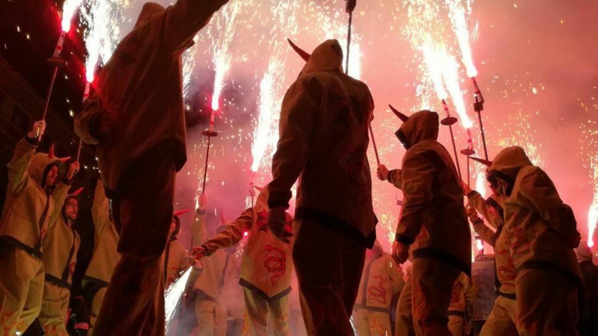 Els diables i la música tornen a omplir Llorenç del Penedès amb la XVI Nit de Foc i Rock