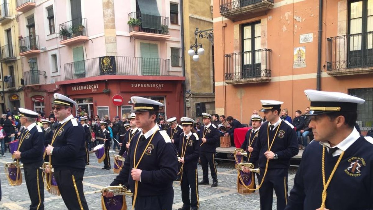El séptimo Encuentro de Bandas de Semana Santa llena la plaza de les Cols