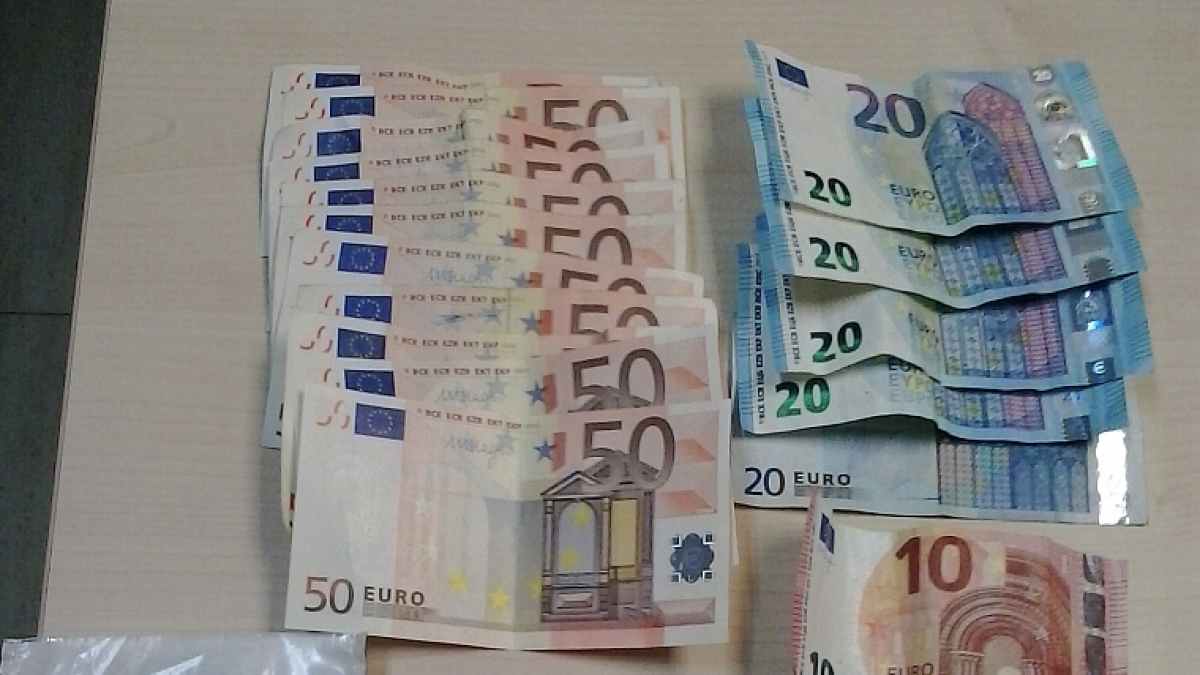 Paren un conductor per portar un llum fos i el detenen per tràfic de cocaïna, marihuana i haixix