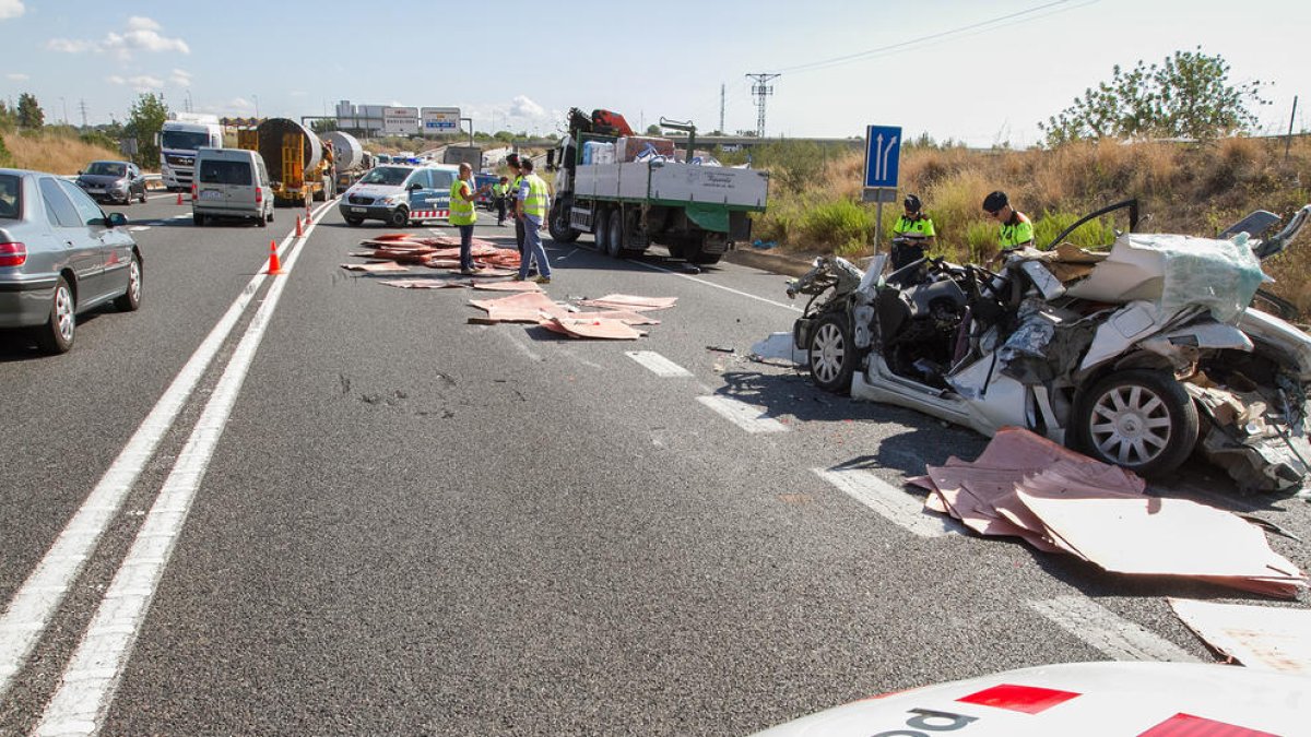 La carga de un camión provoca la muerte del conductor de un turismo en Altafulla