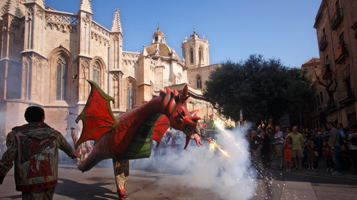 Tres miembros del Dragón de Sant Roc serán los abanderados de la mañana de Santa Tecla
