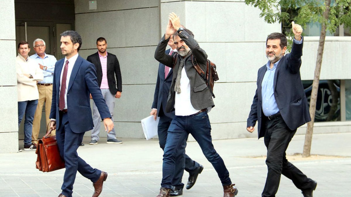 L'ANC i Òmnium convoquen una aturada a les 12h i una concentració a les 19h davant les delegacions del govern espanyol