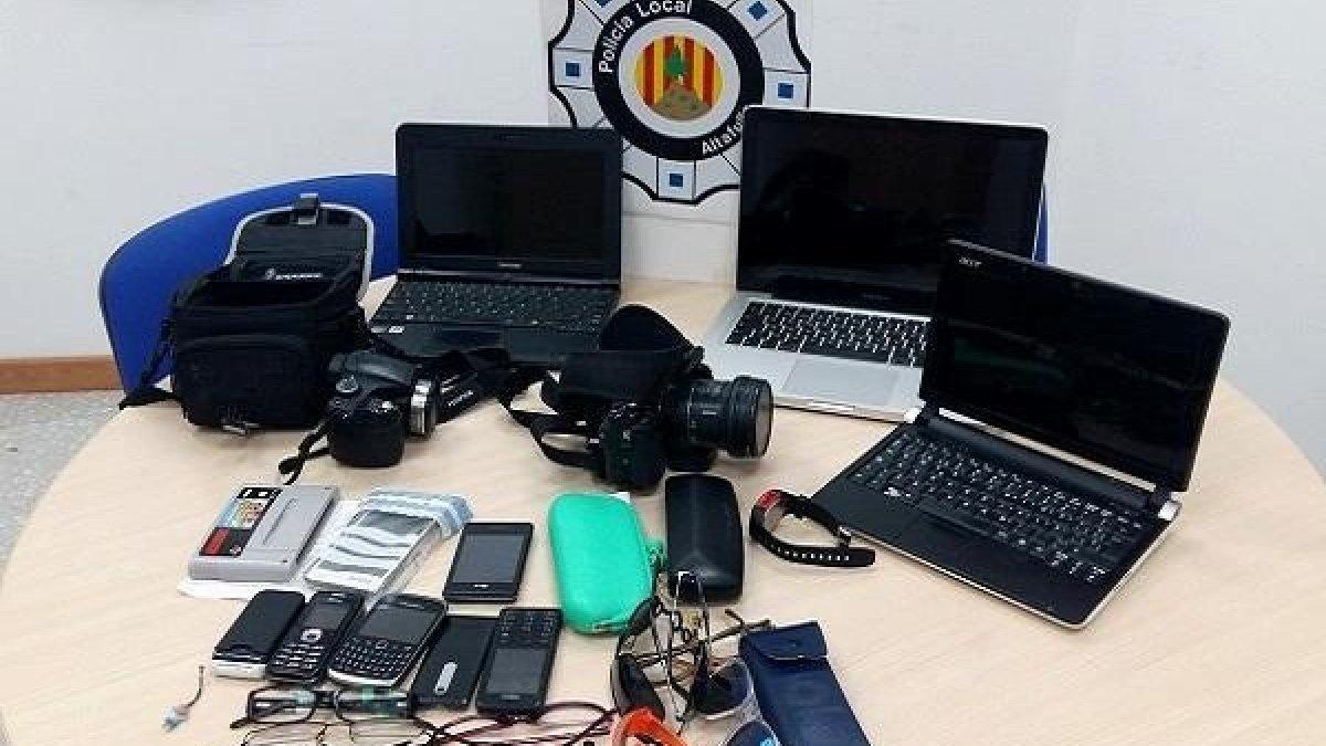 Portátiles y teléfonos móviles, entre los objetos perdidos de la Policía Local de Altafulla