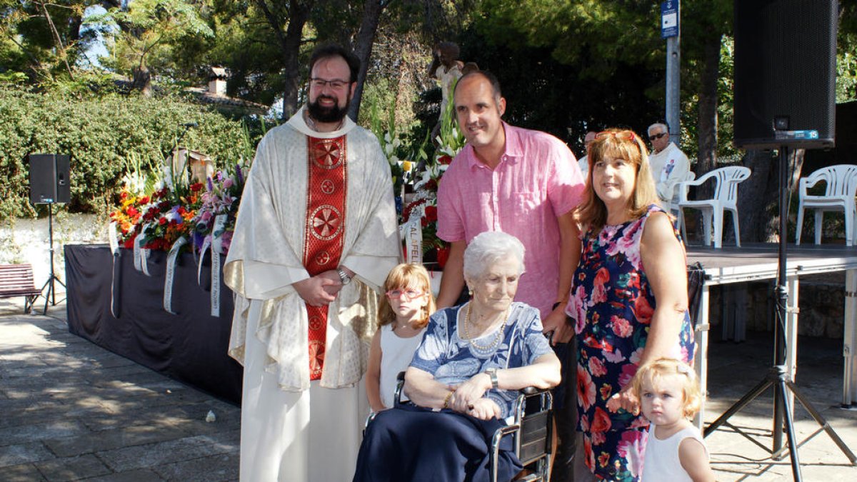 Calafell le dedica una plaza a la vecina más antigua de Segur, Lola Boronat