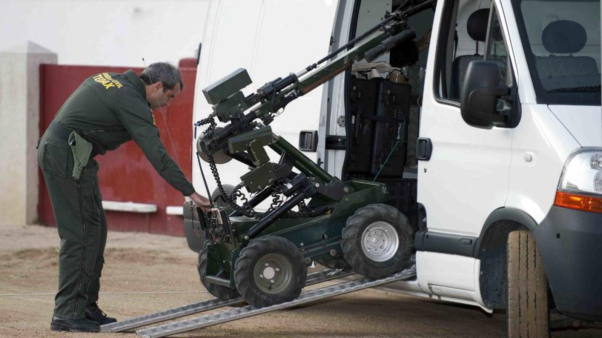 Encuentra una granada de mano y la lleva al Ayuntamiento, lo que obliga a actuar a los Tedax