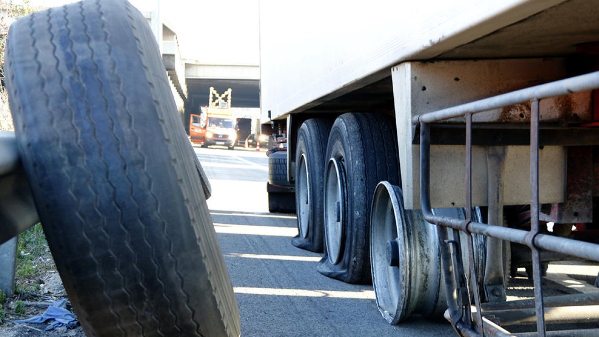 Una treintena de camiones aparecen con las ruedas pinchadas en la AP-7