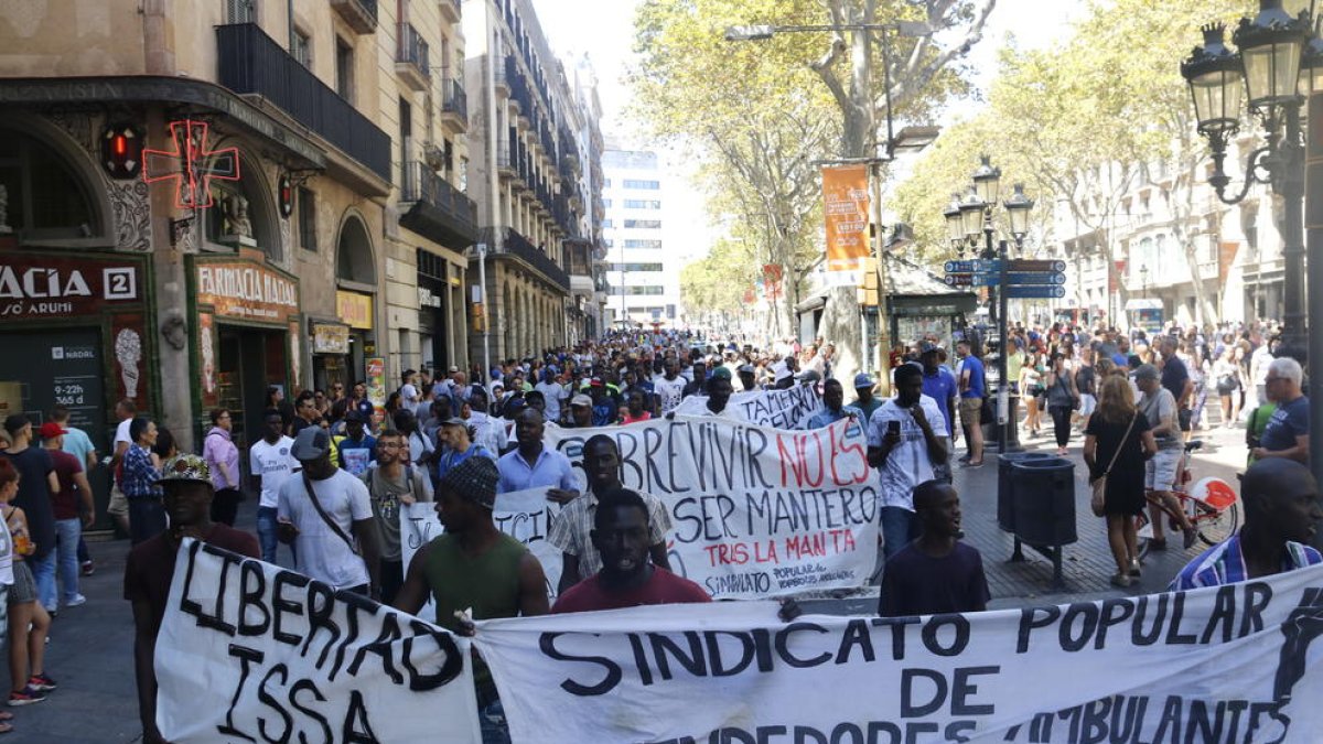 Els manters protesten contra la «persecussió policial» i recorden Mor Sylla a Barcelona
