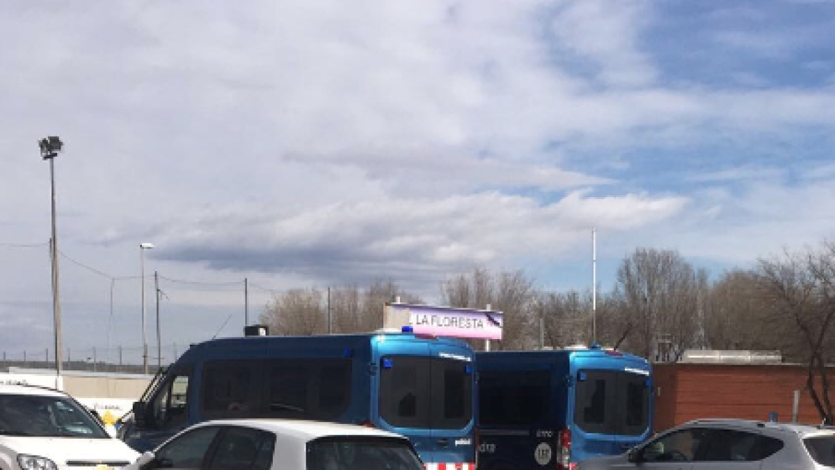 El Barça es presenta a la Floresta amb els antidisturbis per jugar un partit de cadets