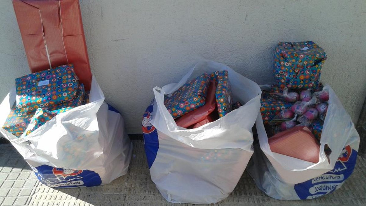Niños de Reus reciben juguetes para Reyes de la mano de 'Yo Ayudo, Necesito' e iDental