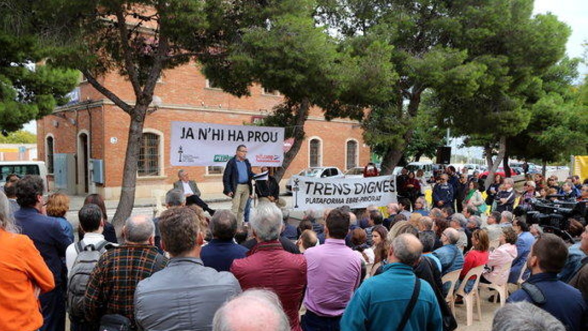 Cerca de 200 personas reclaman la mejora del servicio de ferrocarril
