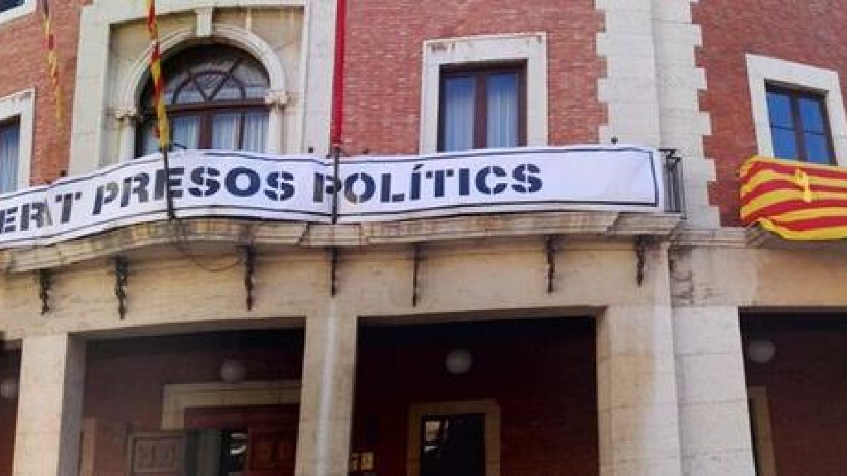 La Junta Electoral de Tortosa da 24 horas a los alcaldes para retirar «distintivos partidistas» de los espacios públicos