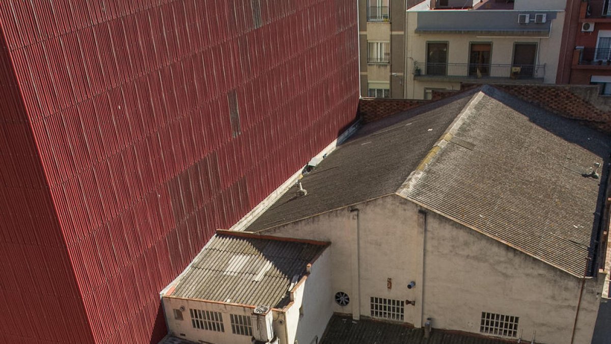 Preocupación entre los vecinos de la calle Constantí por el techo de amianto de un edificio