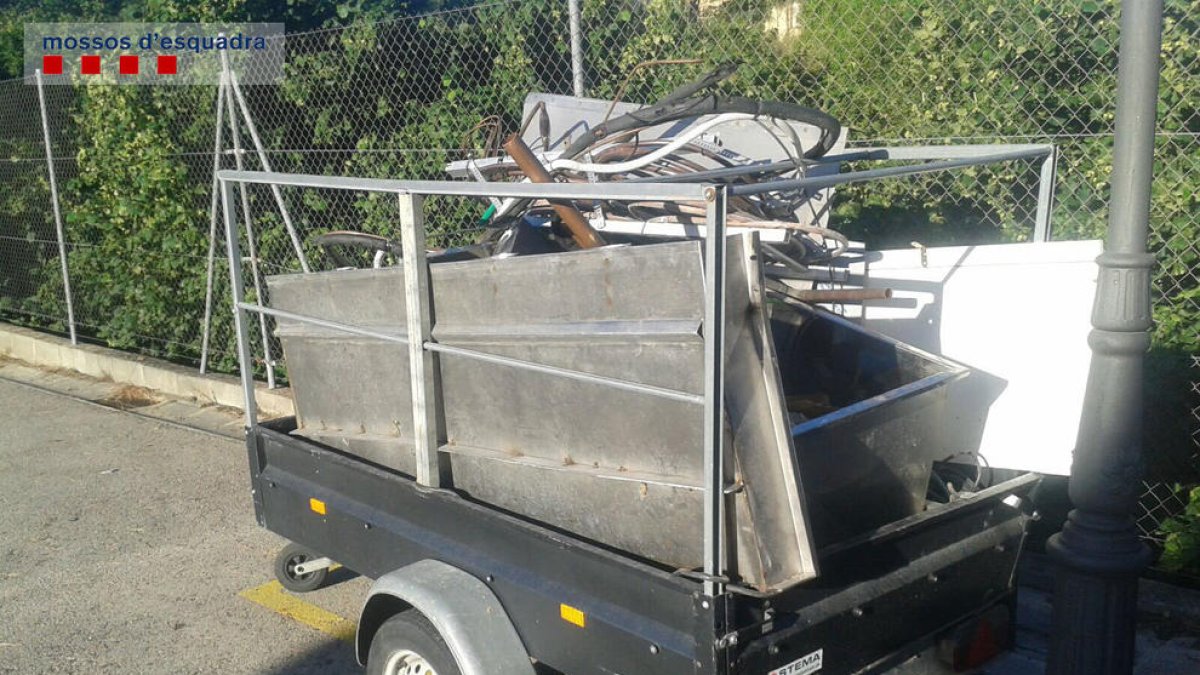 Dos detinguts per robar maquinària i cablejat valorats en 6.000 euros a una empresa de Tivissa