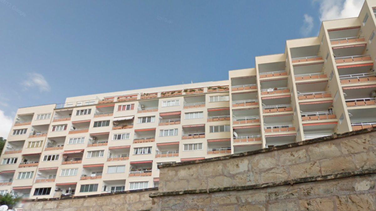 Asfixia a su mujer con un cable y dice a la policía que se trata un accidente sexual