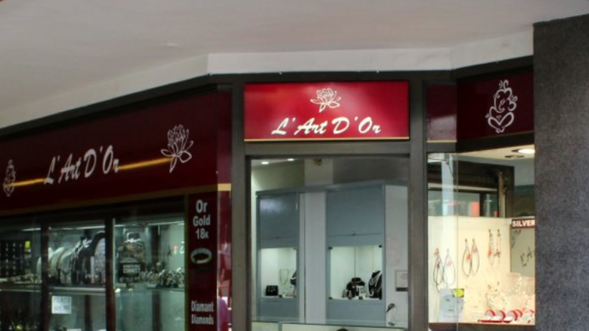 Dos joves desarmats assalten una joieria de Reus