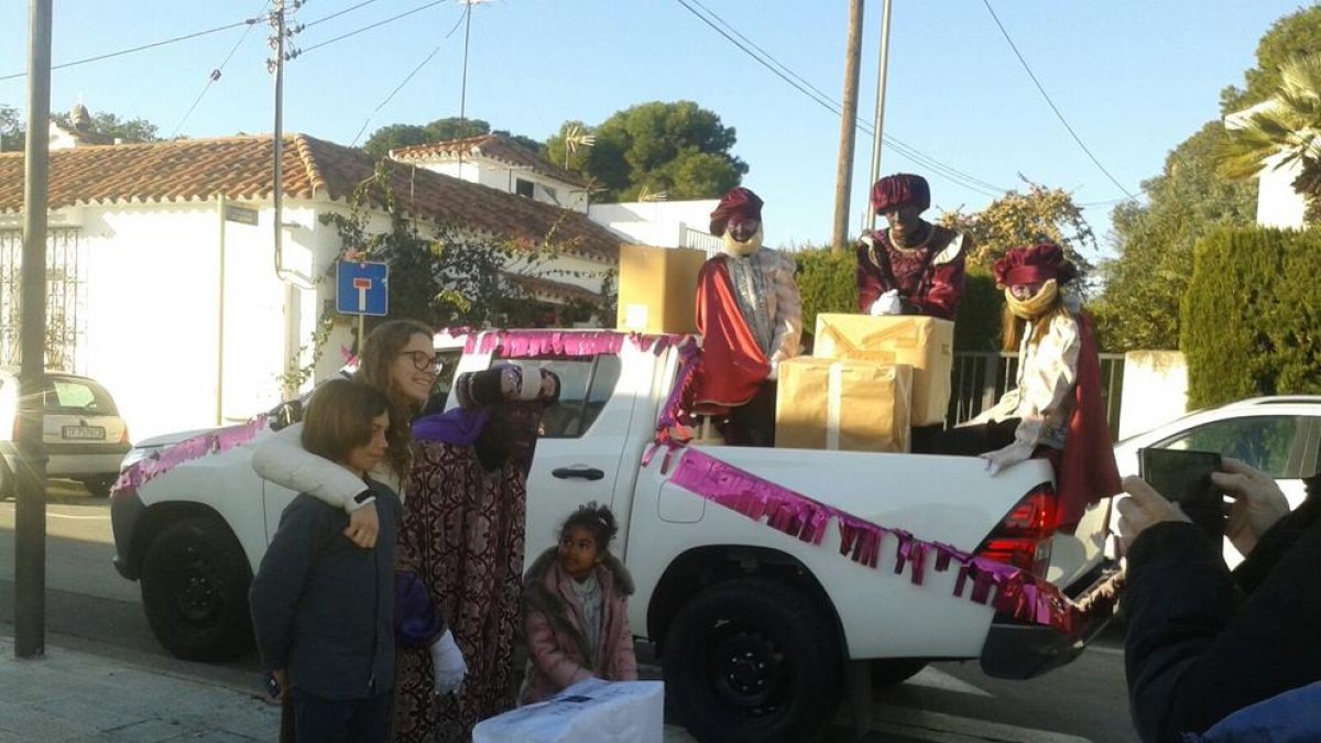 Ses Majestats visiten les urbanitzacions i barris cambrilencs