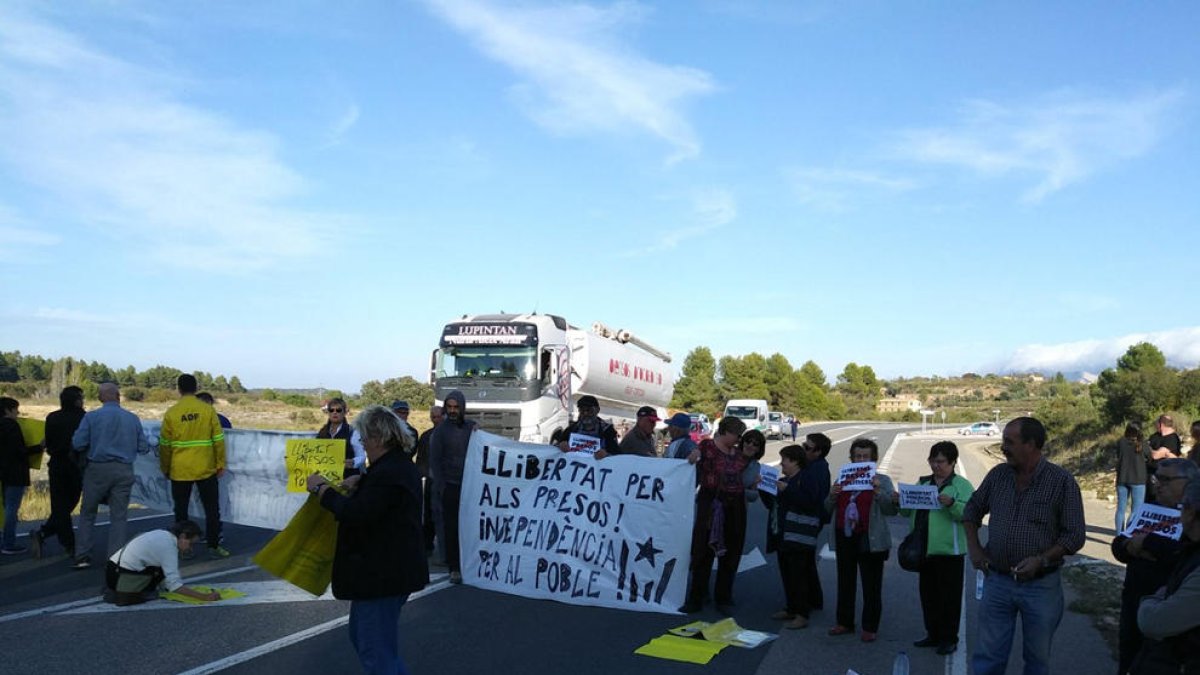 Desenes de persones tallen la carretera T-333 a Arnes, al límit amb la franja aragonesa
