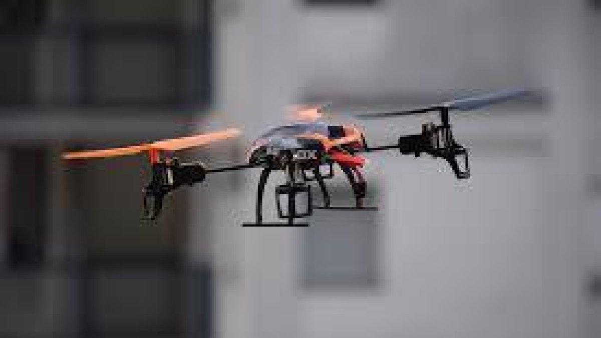 Drones dirigidos por pilotos profesionales se bartran en una carrera en Cunit